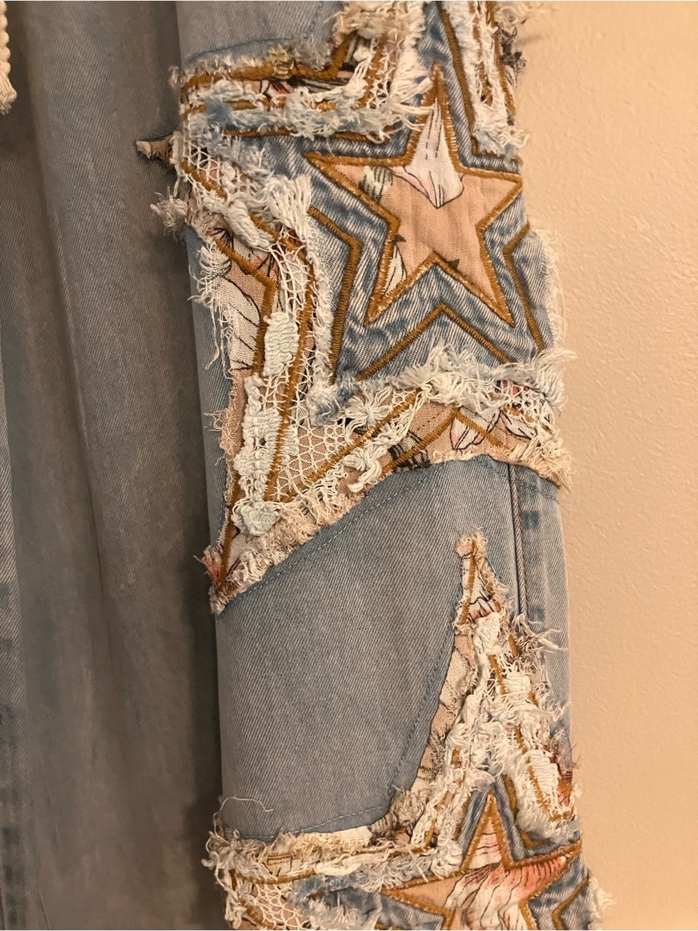 POL Light Wash Denim Boyfriend Jogger with Star Patches NWOT - Picture 6 of 8
